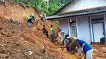 Prajurit Kostrad Bantu Korban Tanah Longsor Pangandaran