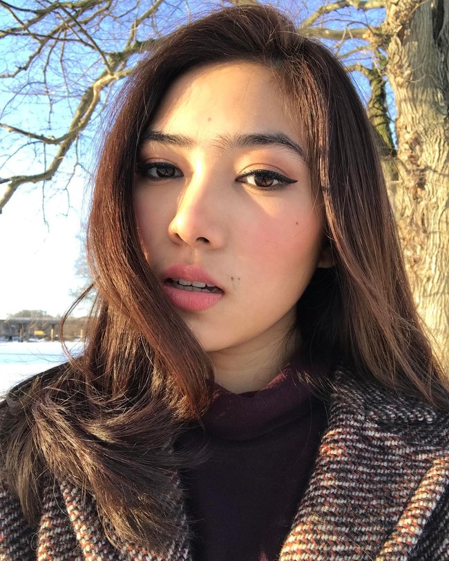 .Penyanyi cantik bersuara merdu bernama Isyana Sarasvati ini terkenal dengan alis nyambungnya yang unik. Foto: Instagram