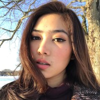 .Penyanyi cantik bersuara merdu bernama Isyana Sarasvati ini terkenal dengan alis nyambungnya yang unik. Foto: Instagram