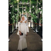 Revalina S Temat mengenakan blouse berdetail di pundak dan rok berpotongan mermaid. Gaya putih-putih juga direfleksikan oleh Revalina ketika menghadiri resepsi Laudya Cynthia Bella di Hotel Intercontinental, Bandung, Jawa Barat. Foto: Dok. Instagram