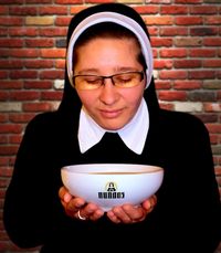 Para Biarawati Siap Melayani Pengunjung di Restoran <i>Pop-Up</i> Ini