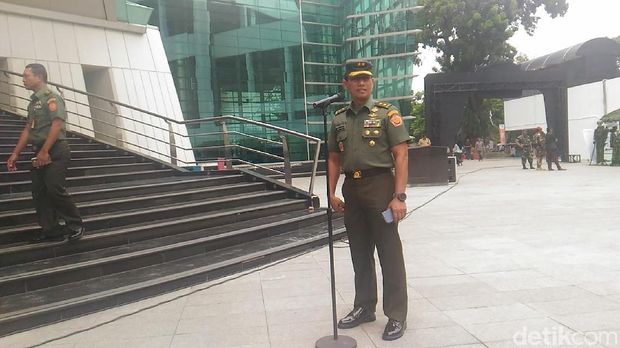  Kepala Pusat Penerangan (Kapuspen) TNI Mayjen Wuryanto memberi keterangan mengenai pemindahan amunisi SAGL ke gudang Mabes TNI, Selasa (10/10/2017)