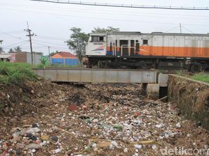 Sampah Menumpuk dan Sumbat Aliran Sungai Cikeruh Bandung