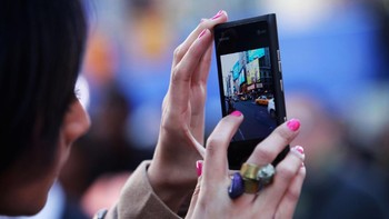 Microsoft berjanji masih akan memberikan dukungan pada Windows 10 Mobile meski perangkatnya sudah tidak akan diluncurkan. Banyak perusahaan masih memberikan (Windows Mobile) ke karyawannya, dan kami tetap memberikan dukungan, tulis bso Microsoft Joe Belfiore di akun Twitternya.Foto: GettyImages