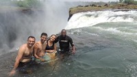 Kolam tersebut terbentuk secara alami, berupa cerukan yang dibatasi oleh deretan bebatuan yang mencuat ke atas, tepat di bibir air terjun (@LivingstoneIslandDevilsPool/Facebook)