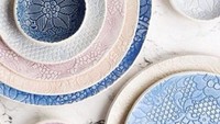Warna piring tak harus senada. Bisa dipadukan dengan warna kontras agar kesannya tak membosankan di meja makan. Seperti warna-warna ini. Keren kan?Foto: Istimewa