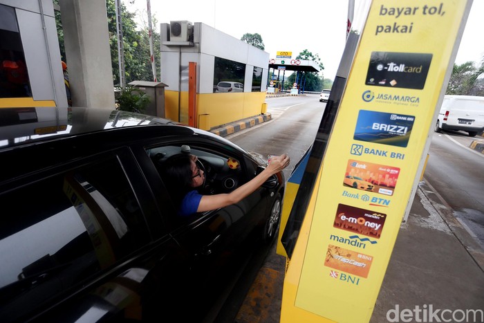 Penggunaan kartu e-Toll terus disosialisasikan kepada pengguna tol. Salah satunya dilakukan di ruas Tol JORR Jati Asih, Kota Bekasi, Selasa (10/10).