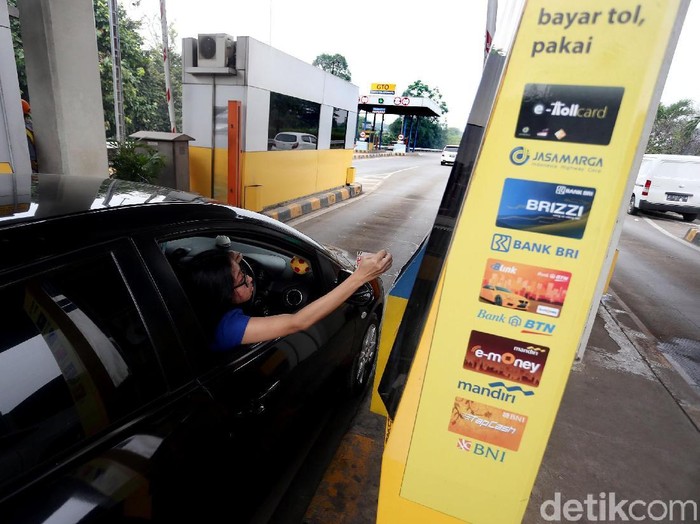 Penggunaan kartu e-Toll terus disosialisasikan kepada pengguna tol. Salah satunya dilakukan di ruas Tol JORR Jati Asih, Kota Bekasi, Selasa (10/10).