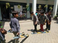 Bakiak adalah salah satu permainan tradisional yang dimainkan