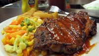 Aneka jenis steak bisa dicicip di Abuba Steak. Mulai dari Sirloin Steak, Lamb Steak, Rib Eye Steak dan juga Chicken Steak. Pelengkap sayuran dan kentang goreng bikin rasa steak makin mantap. Foto: dok. detikFood
