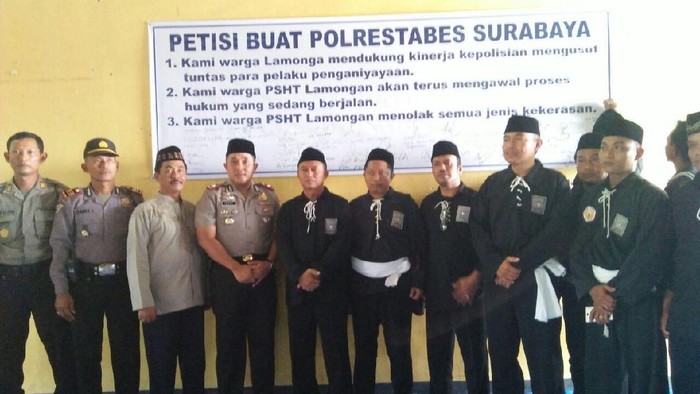 Pesilat dan Polisi Lamongan Tanda Tangani Petisi Damai
