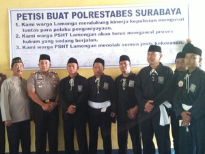 Pesilat dan Polisi Lamongan Tanda Tangani Petisi Damai