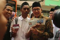 Menteri Agama Bagi-bagi 63.676 KIP untuk Pelajar Aceh