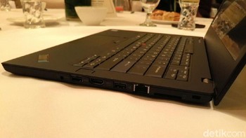 Tak luput, red dot atau titik merah yang jadi ciri khas laptop ThinkPad pastinya ikut hadir di ThinkPad edisi 25 tahun. Foto: detikINET/Yudhianto