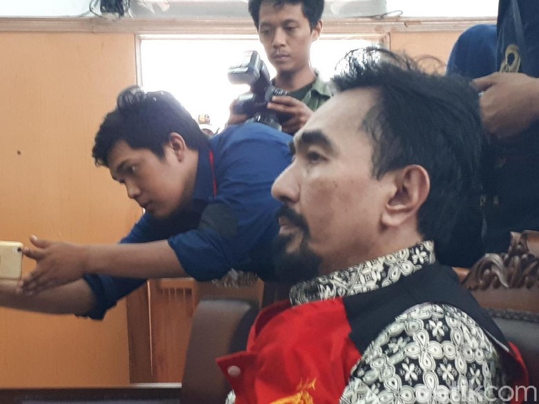 Ada Nama Ustad Guntur Bumi di Dakwaan Gatot Brajamusti Ada Nama Ustad Guntur Bumi di Dakwaan Gatot Brajamusti