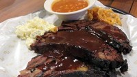 Di Holy Smokes ada Smoky Beef Brisket yang patut dicicip. Rasanya gurih dengan tekstur kenyal. Makin enak karena daging beraroma wangi asap yang berasal dari proses pengasapan selama 14 jam. Foto: dok. detikFood