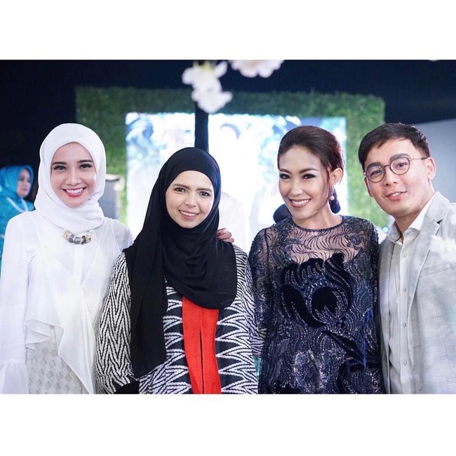 Vivi Zubedi memilih untuk memakai abaya hitam-putih dengan sentuhan merah di tengahnya. Jilbab warna hitam menjadi andalan desainer abaya ini saat hadir di resepsi Laudya Cynthia Bella. Foto: Dok. Instagram