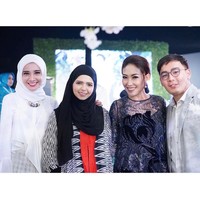 Vivi Zubedi memilih untuk memakai abaya hitam-putih dengan sentuhan merah di tengahnya. Jilbab warna hitam menjadi andalan desainer abaya ini saat hadir di resepsi Laudya Cynthia Bella. Foto: Dok. Instagram