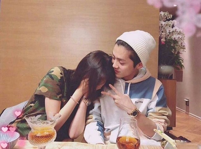 Luhan, aktor China sekaligus mantan member boyband Korea EXO, mengumumkan jika dirinya berpacaran dengan Guan Xiao Tong. Halo semua, perkenalkan pacarku @GuanXiaoTong, tulis Luhan. Foto: Weibo