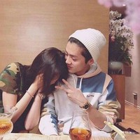 Luhan, aktor China sekaligus mantan member boyband Korea EXO, mengumumkan jika dirinya berpacaran dengan Guan Xiao Tong. Halo semua, perkenalkan pacarku @GuanXiaoTong, tulis Luhan. Foto: Weibo