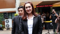 Ia pun mengaku sangat ingin bertemu dengan pelaku pedofil yang menggoda putrinya itu. Pool/Palevi S/detikFoto.