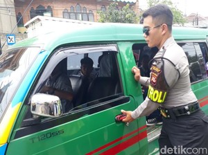 Cegah Sweeping, Polisi Kawal Penumpang Angkot di Kopo Bandung