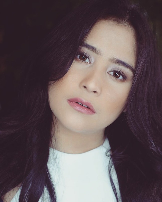 Prilly Latuconsina merupakan artis muda yang banyak disukai para pria. Salah satu daya tarik Prilly terdapat pada alis tebalnya. Foto: Instagram
