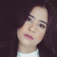 Prilly Latuconsina merupakan artis muda yang banyak disukai para pria. Salah satu daya tarik Prilly terdapat pada alis tebalnya. Foto: Instagram