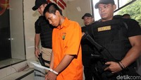 Riki Adi Saputro (18) tega membunuh seorang nenek berusia 76 tahun, Maria Tanamal hanya karena butuh uang. Ironisnya, uang hasil merampok yang menyebabkan Maria tewas itu digunakan untuk mengobati nenek kekasihnya yang sedang sakit.