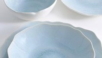 Suka warna baby blue? Warna lembut romantis ini juga memberi kesan bersih pada meja makan. Bisa dipadukan dengan warna lain seperti kuning dan pink untuk kesan lebih meriah.Foto: Istimewa