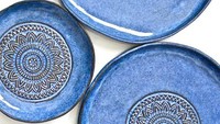 Warna biru Aztec piring tembikar dengan polesan ini memberi kesan elegan. Sedikit detil motif di bagian tengahnya membuat piring makin keren.Foto: Istimewa