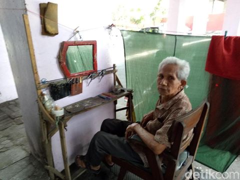 Tempat cukur H.Maksum di bawah jembatan/