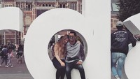 Ia juga pernah traveling ke Amsterdam, Belanda lho. Siapa nih ya yang dirangkul? (Instagram/jenniferkgates)
