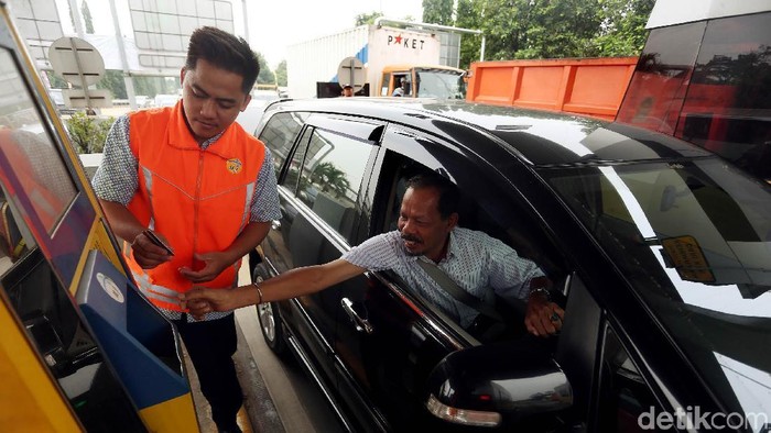 Penggunaan kartu e-Toll terus disosialisasikan kepada pengguna tol. Salah satunya dilakukan di ruas Tol JORR Jati Asih, Kota Bekasi, Selasa (10/10).