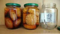 Inovasi aneh ini adalah inovasi pertama di tahun 2014. Netizen juga diberikan resep untuk membuat mooncake jenis ini. Letakkan mooncake di kaleng dengan 3/4 bagian minuman keras dan 1/4 cuka, dan taruh beberapa potong acar diatasnya. Foto: Istimewa
