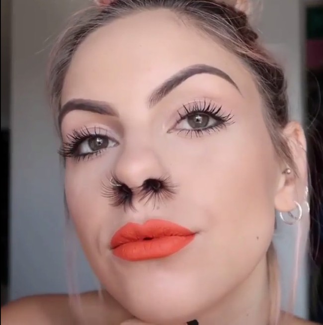 Ada pula wanita yang memamerkan bulu hidungnya lengkap dengan makeup bibir sempurna. Foto: Instagram