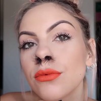 Ada pula wanita yang memamerkan bulu hidungnya lengkap dengan makeup bibir sempurna. Foto: Instagram