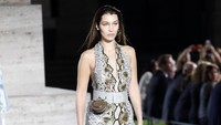 Kalau foto yang ini, aksi Bella Hadid di atas catwalk.  (Getty Images)