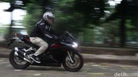 Begitu suara knalpotnya, berbeda dengan suara knalpot CBR250R, suara dari mesin 250 cc liquid-cooled 4 stroke DOHC 4 katup 2 silinder, pasti jauh berbeda. Lebih serak-serak basah, begitu, crunchy habis!