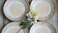 Warna putih rustic dengan aksen goresan di kelilingnya memberi kesan klasik. Desain ini tahan lama dan mudah dipadukan dengan piring keramik sejenis.Foto: Istimewa