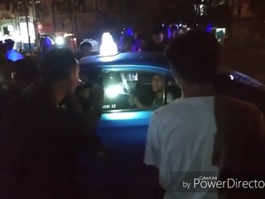Heboh Video Pria Bergolok di Dalam Taksi dan Nyaris Diamuk Warga