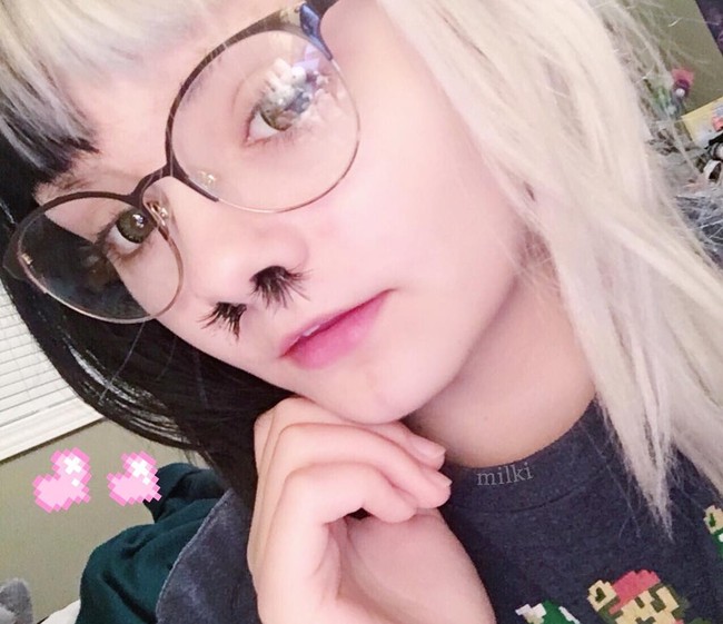 Tren ini sebenarnya dimulai setahun lalu. Kala itu para wanita dengan percaya dirinya menampilkan bulu hidung lebat dengan menambahkan tagar #nosehairextensions di Instagram. Foto: Instagram