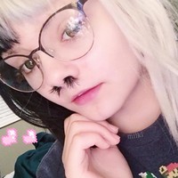 Tren ini sebenarnya dimulai setahun lalu. Kala itu para wanita dengan percaya dirinya menampilkan bulu hidung lebat dengan menambahkan tagar #nosehairextensions di Instagram. Foto: Instagram