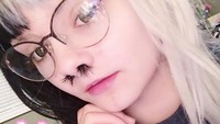 Meski bulu hidung panjang sering membuat orang tidak percaya diri, wanita-wanita ini mau saja mencobanya dengan menggunakan bulu mata palsu yang sewajarnya ditempel di mata. Dokter spesialis THT pun menyarankan agar ini tidak ditiru.  Foto: Instagram
