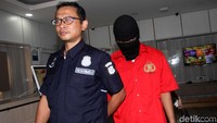 MHS (19) dihadirkan dalam jumpa pers di Mapolda Metro Jaya, Jakarta, Selasa (10/10/2017).