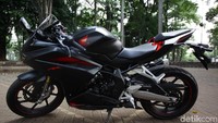 Semenjak kelahirannya, performa dan desain motor sport buatan pabrikan sayap mengepak ini mendapat pujian dari banyak kalangan. Termasuk dari pengguna motor gede yang notabene kapasitas mesinnya lebih besar.