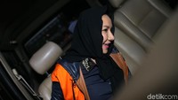 Rita tampak mengenakan rompi tahanan berwarna oranye.