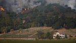 Zat Merah Pemadam Api Dijatuhkan dari Langit California