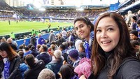 Keduanya tampak begitu bahagia saat menyaksikan pertandingan bola secara langsung. Dok. Instagram/maiaestiantyreal
