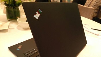 Lenovo juga menyematkan layar sentuh 14 inch dengan resolusi full HD (1.920 x 1.080 pixel). Foto: detikINET/Yudhianto